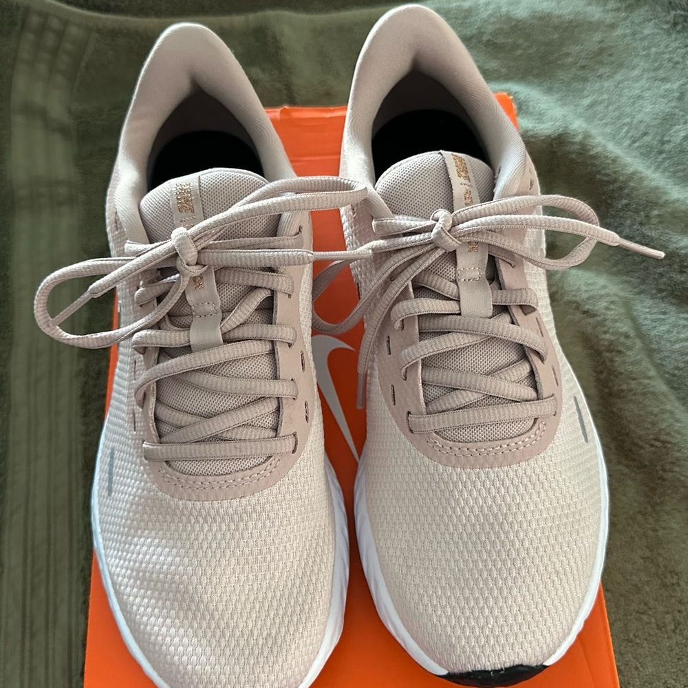 New Nike Women’s Revolution Sneakers Size 7.5